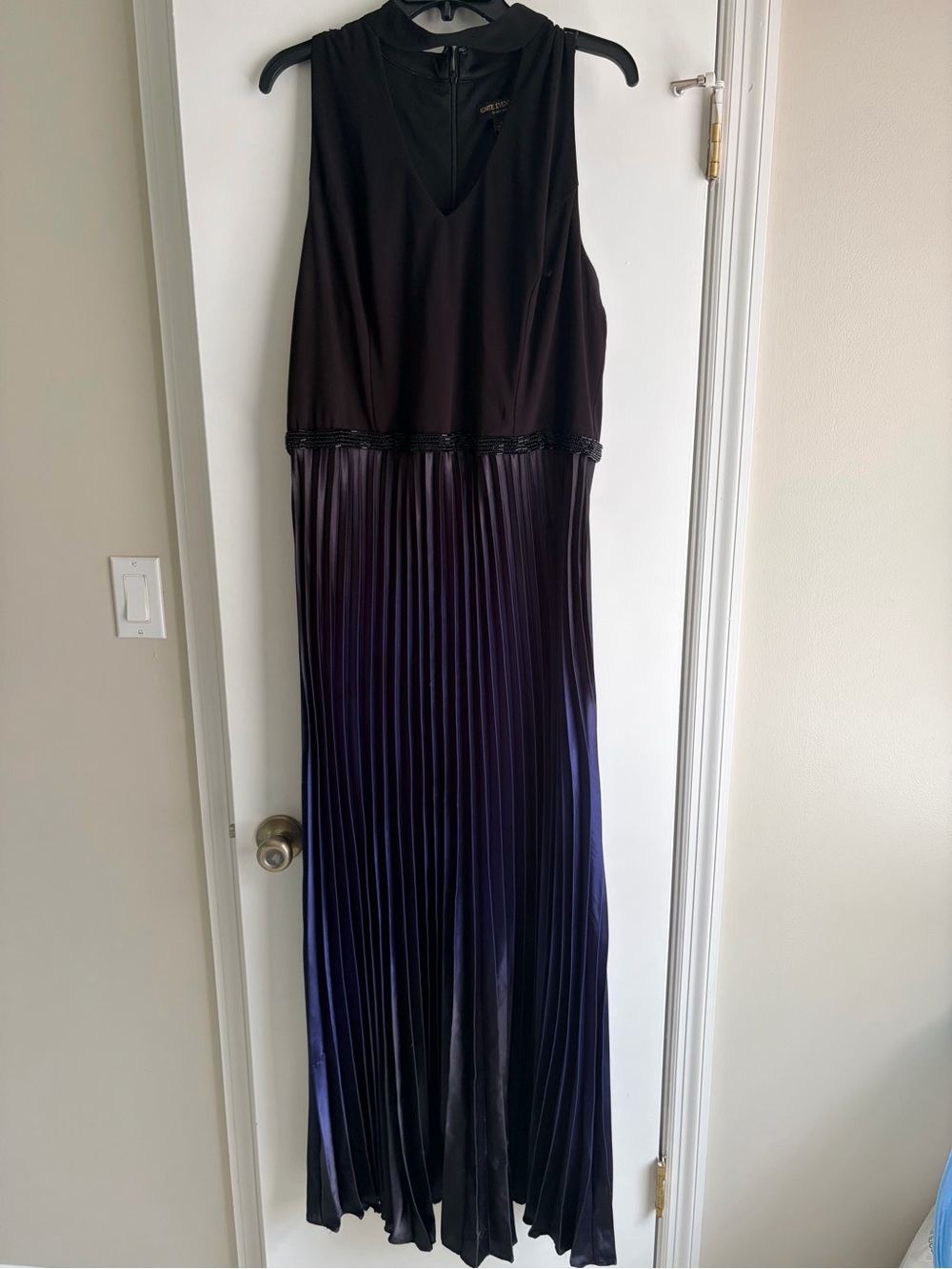 Sleeveless V-Neck Black to Deep Blue Pleated Evening Dress